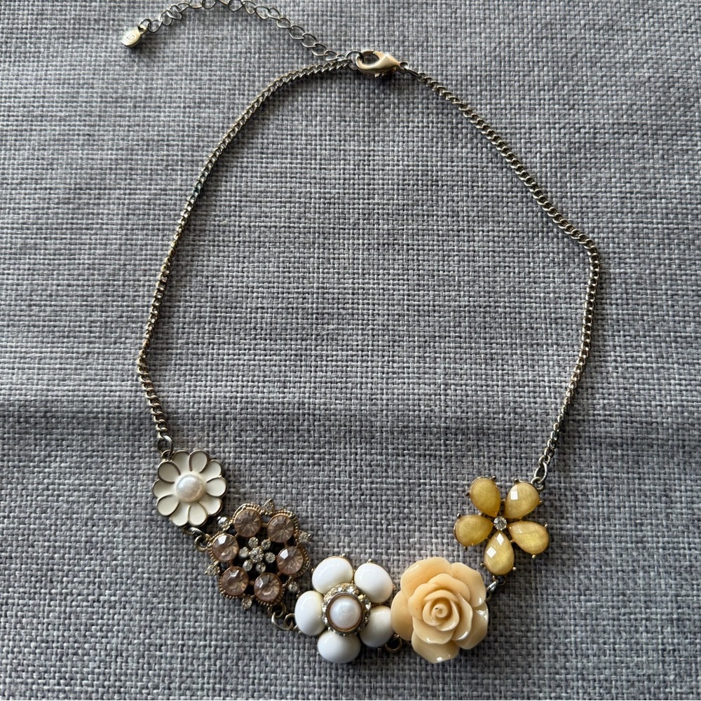 Vintage Style Flower Statement Necklace – Cream, Gold Tone & Rhinestone Floral - Picture 4 of 5